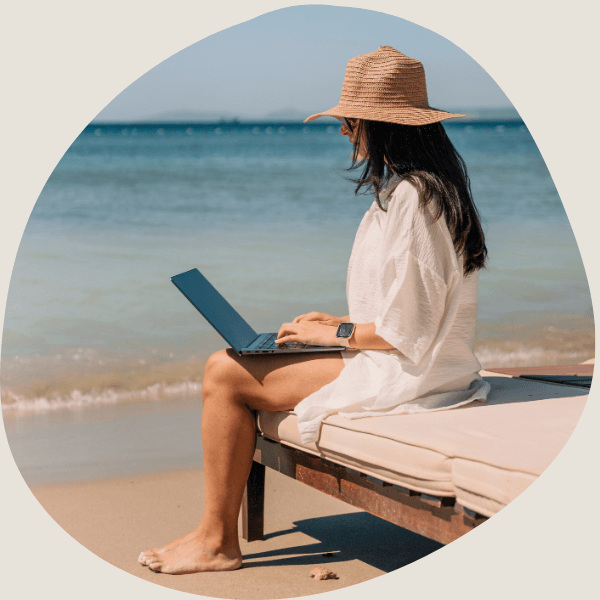Virtuelle Assistenz remote Arbeit am Strand und Meer mit dem Laptop