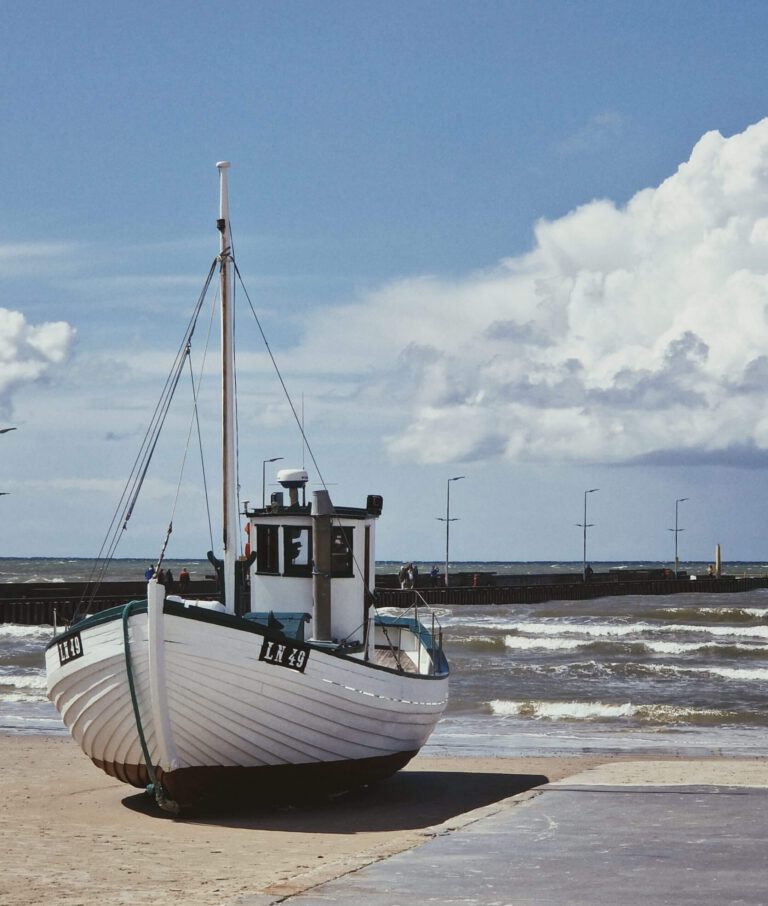 Segelboot am Meer mit Wellen im Hintergrund
