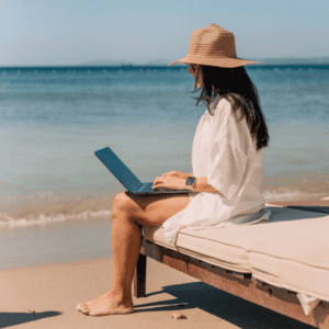 Frau remote Arbeit am Meer, als Virtuelle Assistenz selbstständig