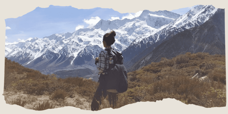 Frau wandert auf schneebedeckten Bergen